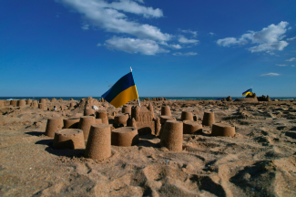 Sandcastles built by Ukrainian refugees and artists Maria Plotnikova and Julia Kolesnyk, together with locals to mourn the children who were killed during the war. CeRCCa residency, Spain. Photo: Maria Plotnikova