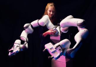 Person interacting with a robot at Hessisches Zentrum für Künstliche Intelligenz (hessian.AI)
