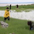 Performance «tas invisible» sur la rive du fleuve Saint-Laurent, 2024.