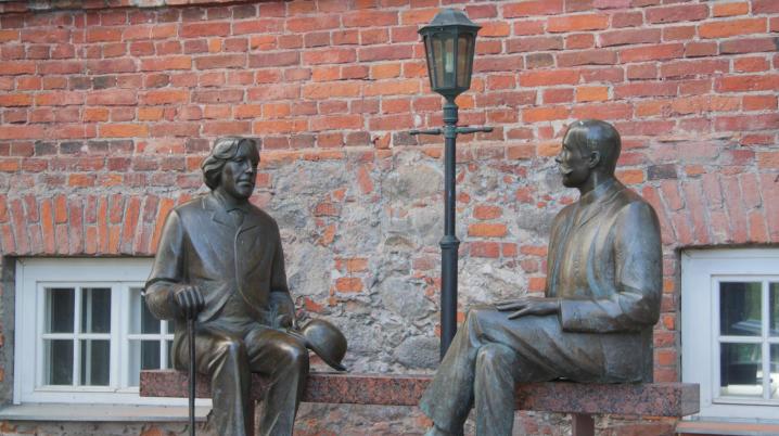 A memorial to the imaginary conversation between Oscar Wilde and Estonian writer Eduard Vilde which might have taken place in the year 1892 if the two had actually met. 