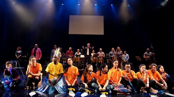 The Orquestra Moderna and Dutch director Leonard Evers perform with deaf youngsters at the Ibirapuera Auditorium in São Paulo, Brazil. Photo: Mujica Saldanha